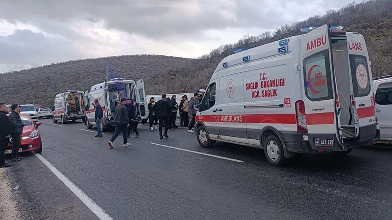 Mardin’de yolcu midibüsü devrildi: 21 yaralı