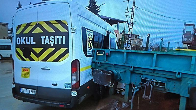 Lokomotifin okul servis minibüsüne çarptığı anlar kamera Lokomotifin okul servis minibüsüne çarptığı anlar kamera
