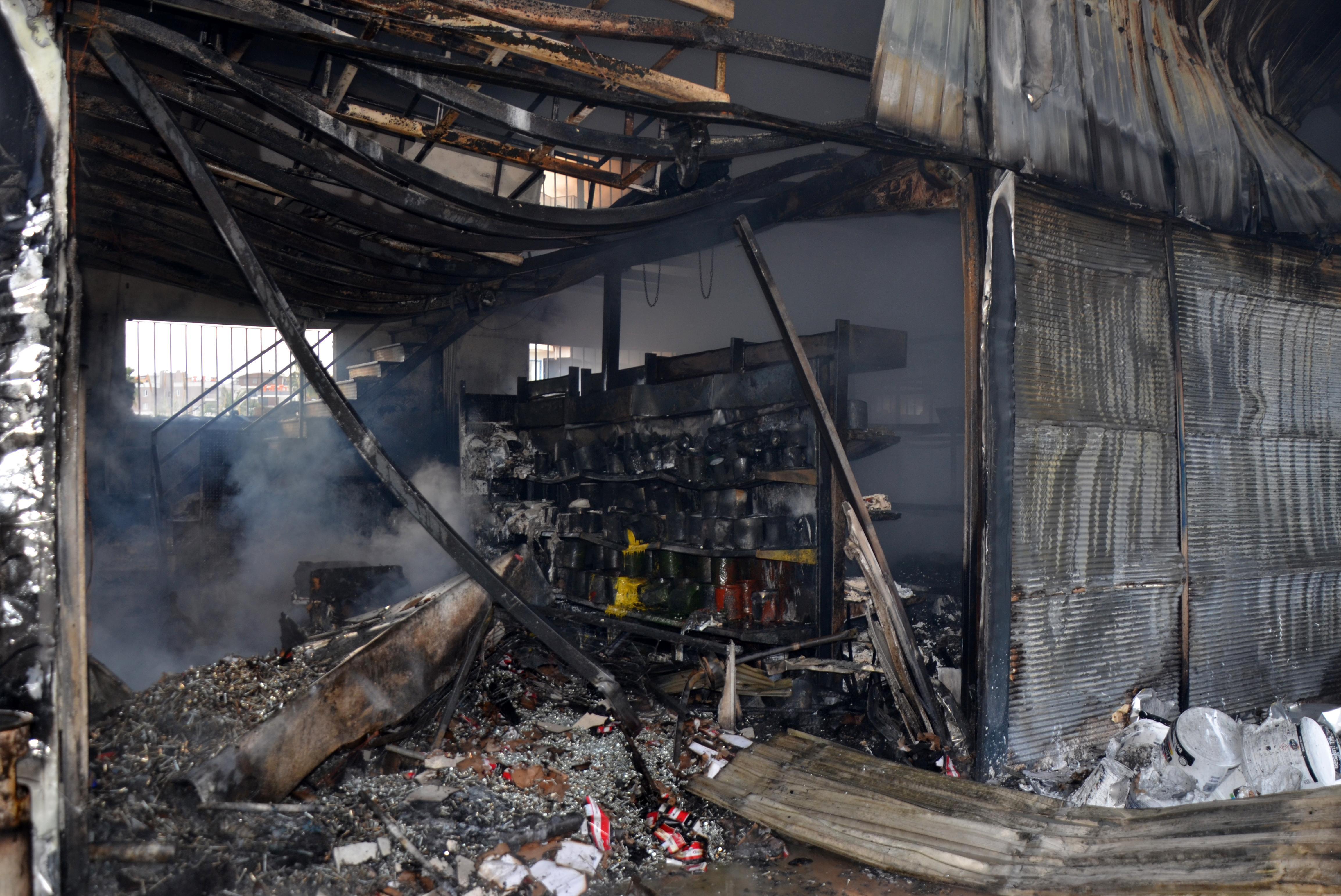 İnşaat malzemesi deposu yandı