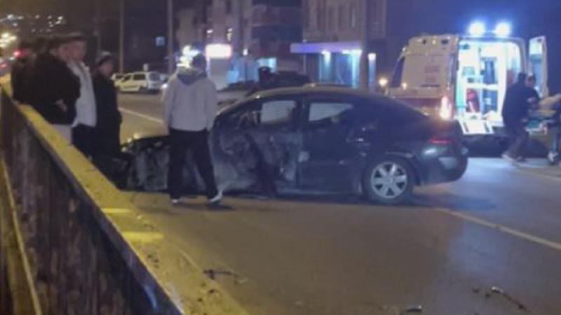 Kediye çarpmamak için manevra yapıp refüjdeki korkuluklara vurdu; 2 yaralı