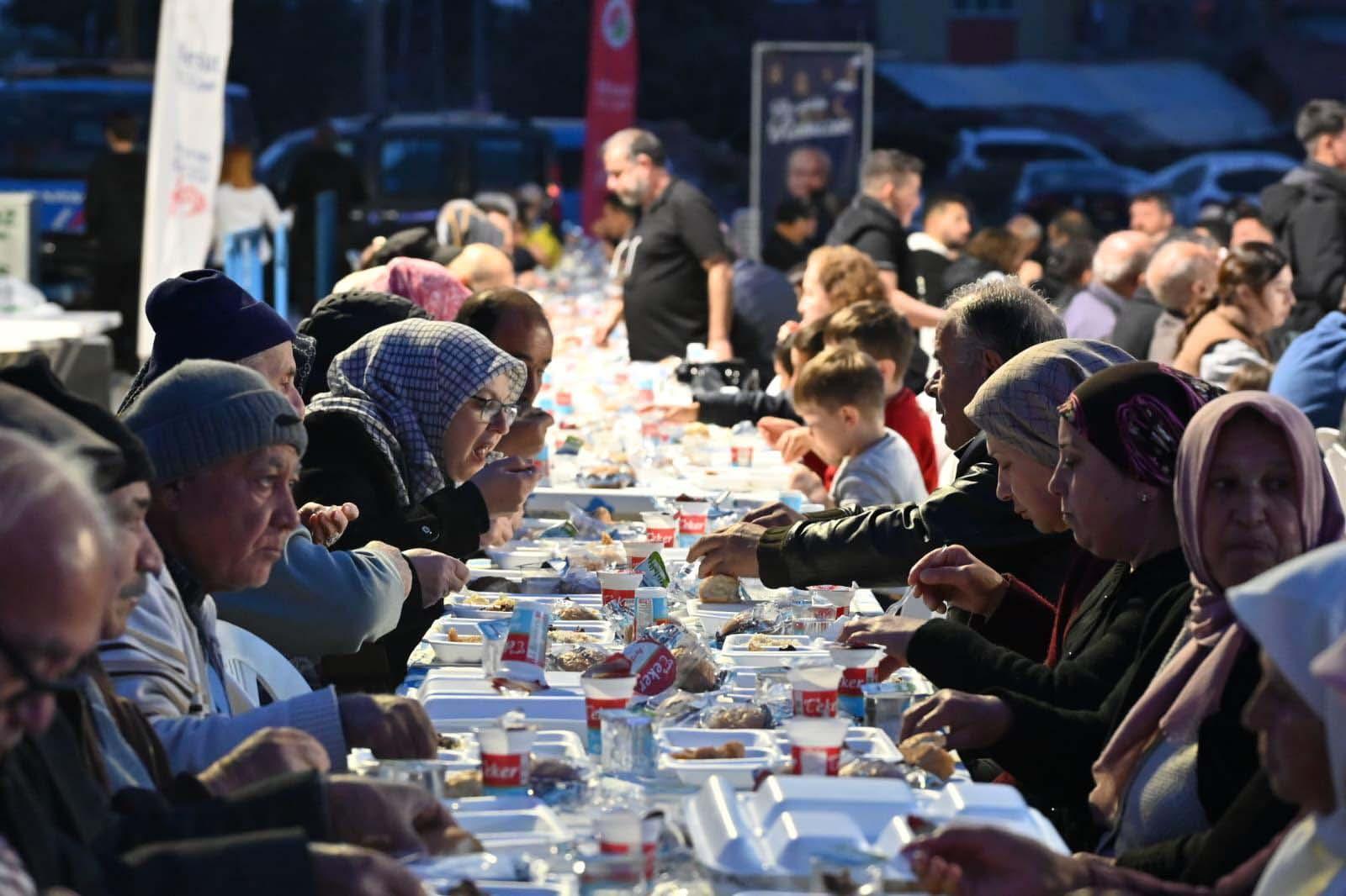 Kepez’de ramazan sofraları 55 bin kişiyi birleştirdi