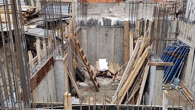 Zeytinburnu’nda inşaatta merdivenden düşen işçi yaralandı