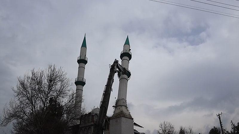 Depremde hasar alan 43 yıllık cami kontrollü şekilde yıkıldı