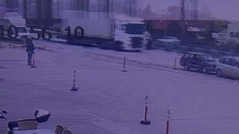 Minibüsün çarptığı yaya yaralandı; kaza anı kamerada