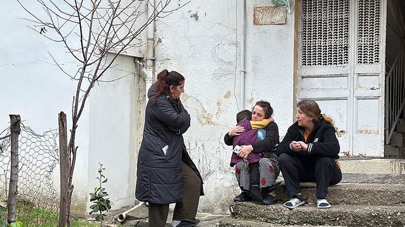 Evde tek başına olan çocuk çakmakla oynarken evi yaktı; 2 kişi dumandan etkilendi