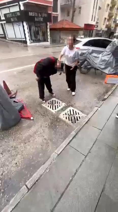 Kız öğrenci, tartıştığı akranını yere yatırıp ayağıyla yüzüne bastı