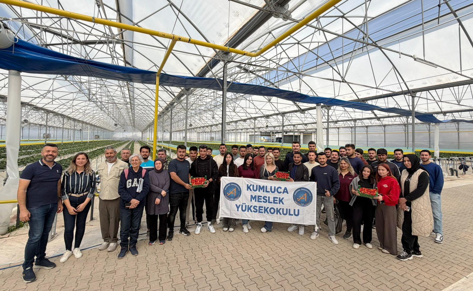 Öğrenciler topraksız tarım tesisini gezdi