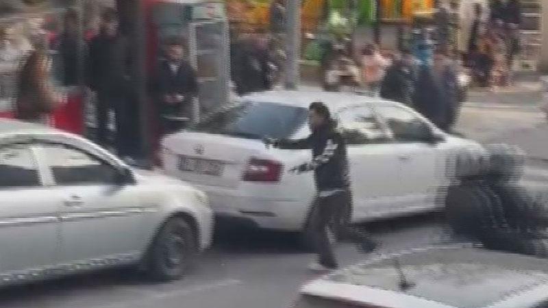 Fatih’te etrafa rastgele bıçakla saldıran şüpheli kamerada