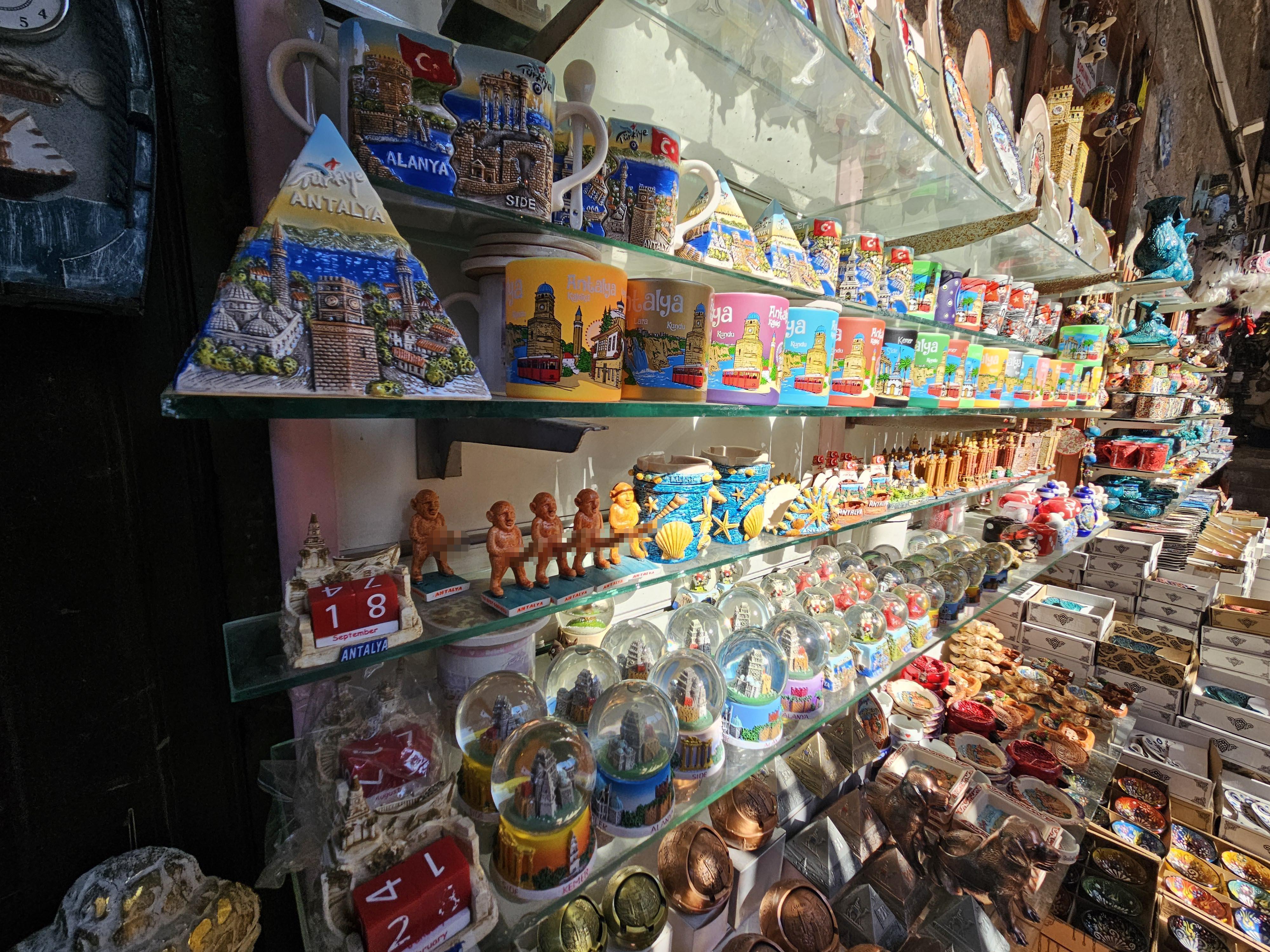 ‘Müstehcen heykelcik’ şikayeti ile tarihi semtte 2 yıldır uygulanmayan karar hayata geçti