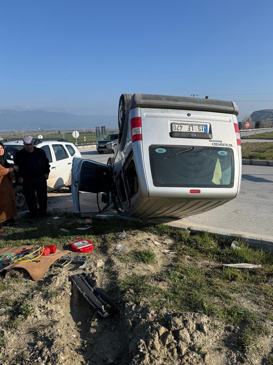 Ciple hafif ticari araç çarpıştı: 6 yaralı