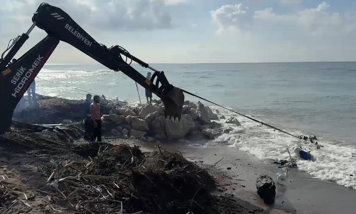 Kayalıklara çarpan tekne parçalandı