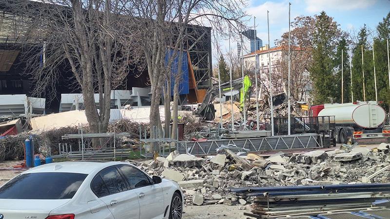 Ankara’da spor salonunun kontrollü yıkımı sırasında duvar çöktü