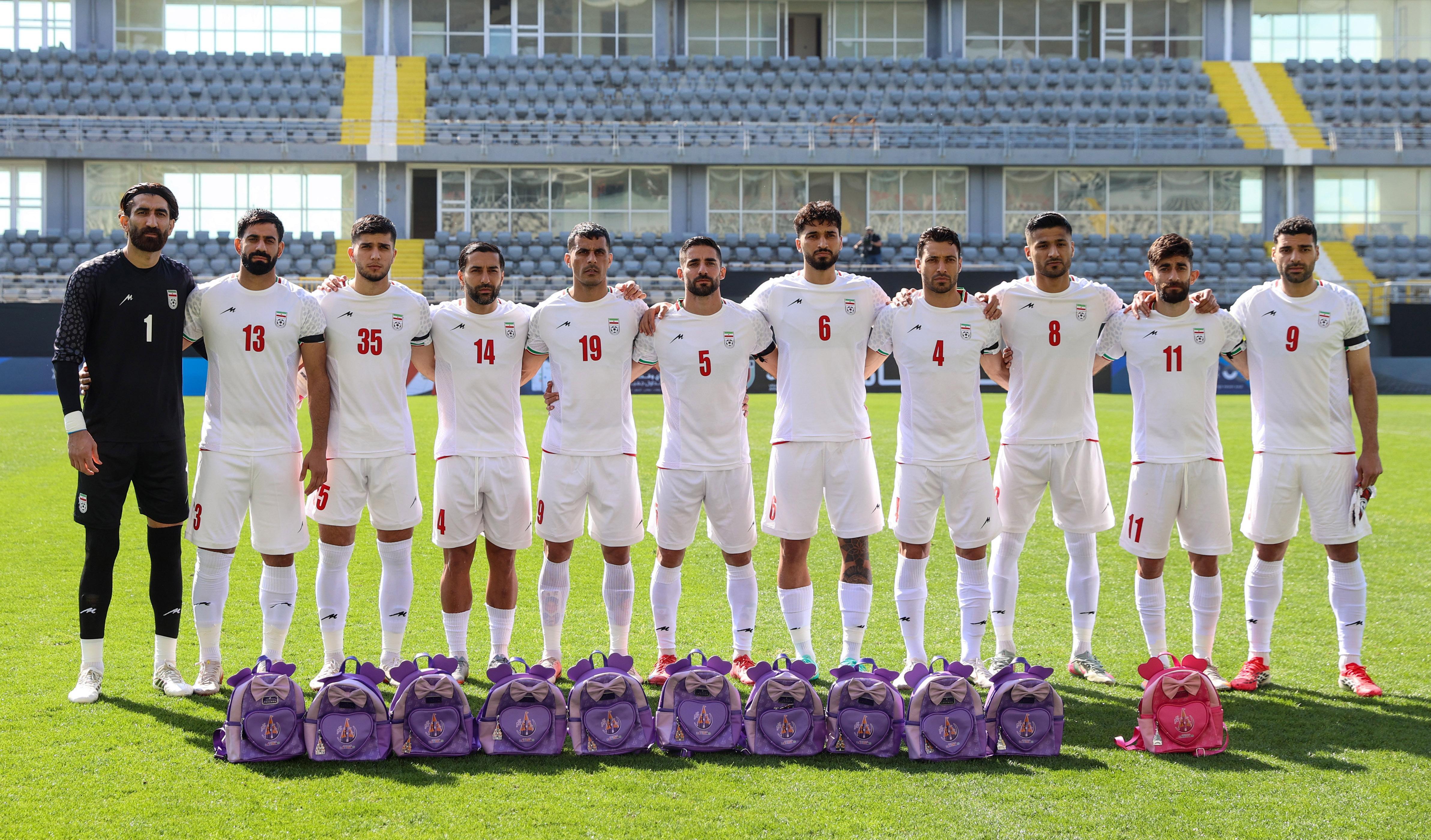 İran Milli Futbol Takımı’ndan, ölen çocuklar için ‘çocuk sırt çantalı’ mesaj