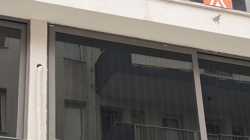 İş merkezindeki pencerenin sokağa düşmesi kamerada