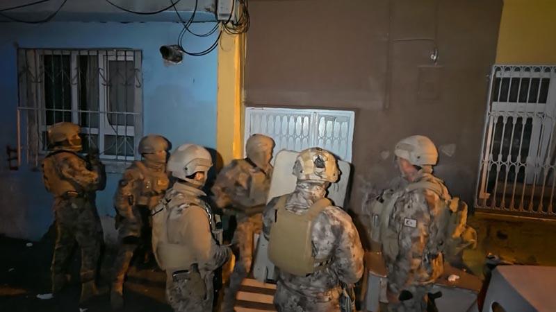 Sanal medyadan suç örgütü propagandası yapan 94 şüpheliye gözaltı Sanal medyadan suç örgütü propagandası yapan 94 şüpheliye gözaltı