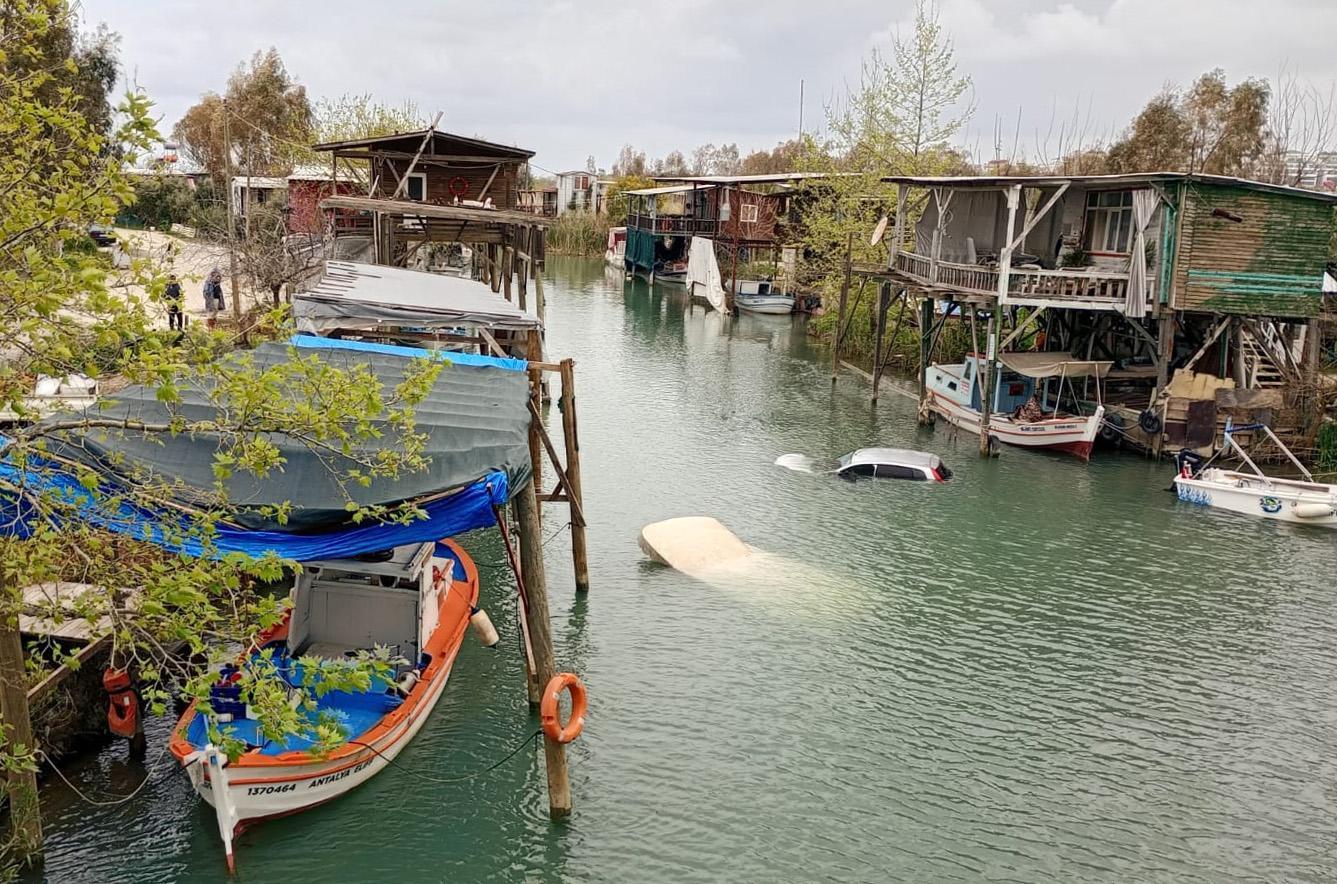 Otomobiliyle dereye uçtu