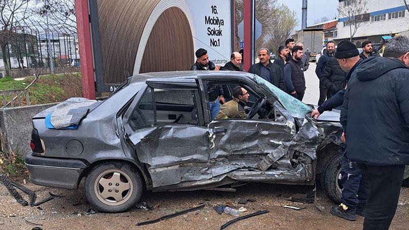 Kamyonet ile otomobil çarpıştı; 2’si bebek 9 yaralı Kamyonet ile otomobil çarpıştı; 2’si bebek 9 yaralı