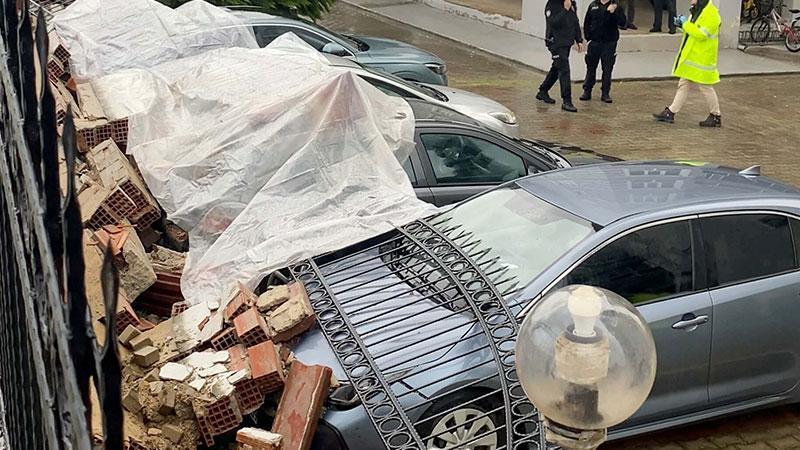 Aydın’da istinat duvarı çöktü; 4 otomobil hasar gördü