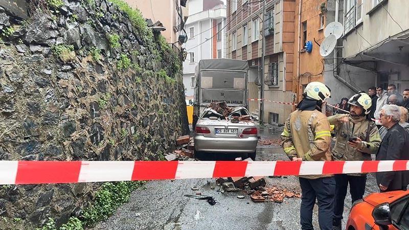 Kağıthane’de yağış sonrası duvar park halindeki aracın üstüne yıkıldı