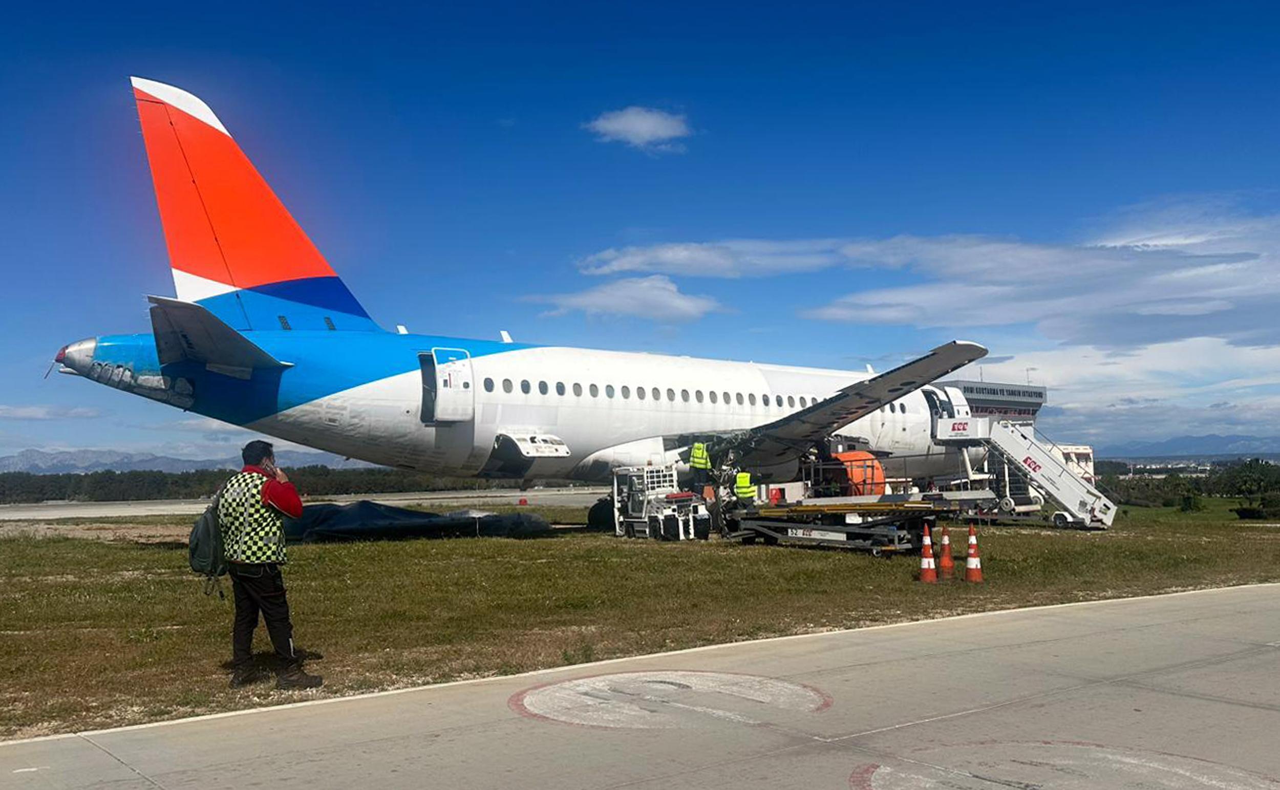 Antalya’da ‘sabıkalı’ uçağın sökümüne başlandı Antalya’da ‘sabıkalı’ uçağın sökümüne başlandı