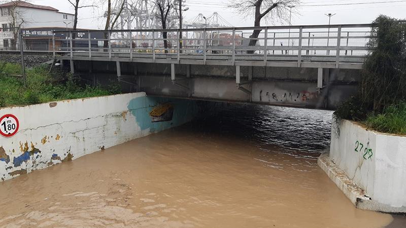 Kocaeli’de sağanak; alt geçit suyla oldu