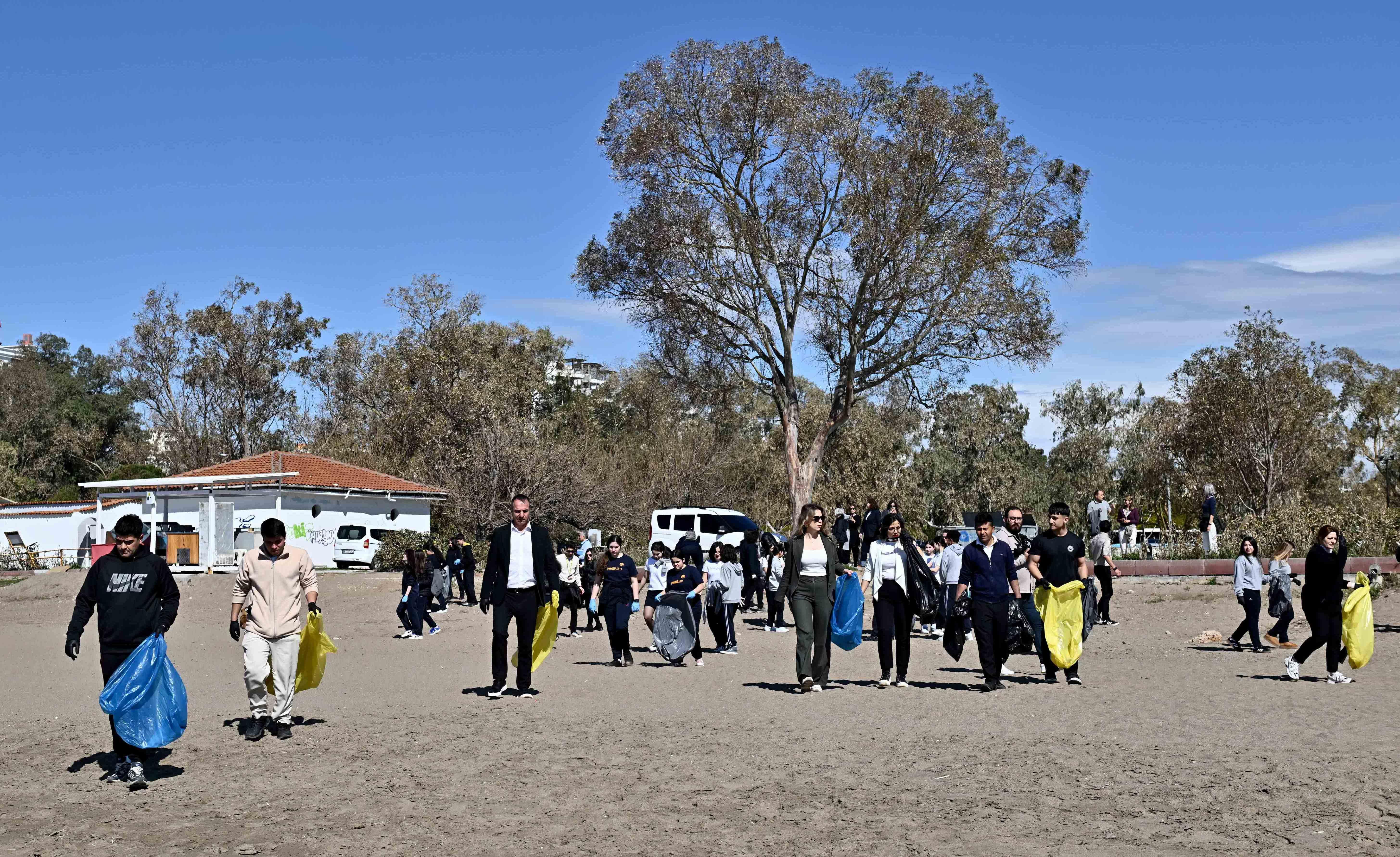 Lara Sahili’nde öğrencilerden temizlik