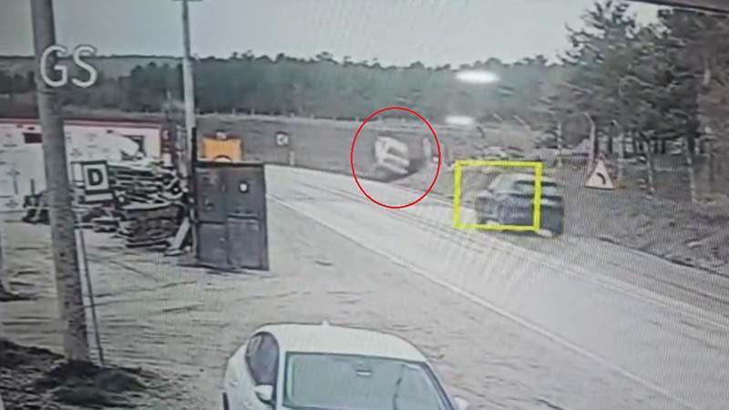 Şarampole devrilen otomobildeki 3 kişi yaralandı; kaza kamerada