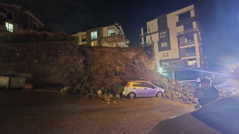 Bursa’da sitenin istinat duvarı çöktü; otomobil kullanılamaz hale geldi