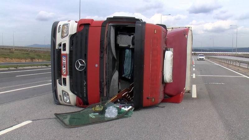 Tuzla’da virajı alamayan TIR devrildi