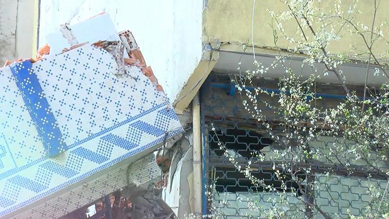 Sultangazi’de kentsel dönüşüm kapsamında apartman yıkıldı; yandaki binada hasar oluştu