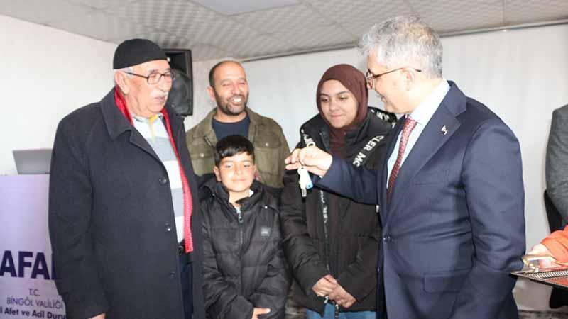 Karlıova’da depremzedeler için yapılan 230 konut, kurayla sahiplerini buldu