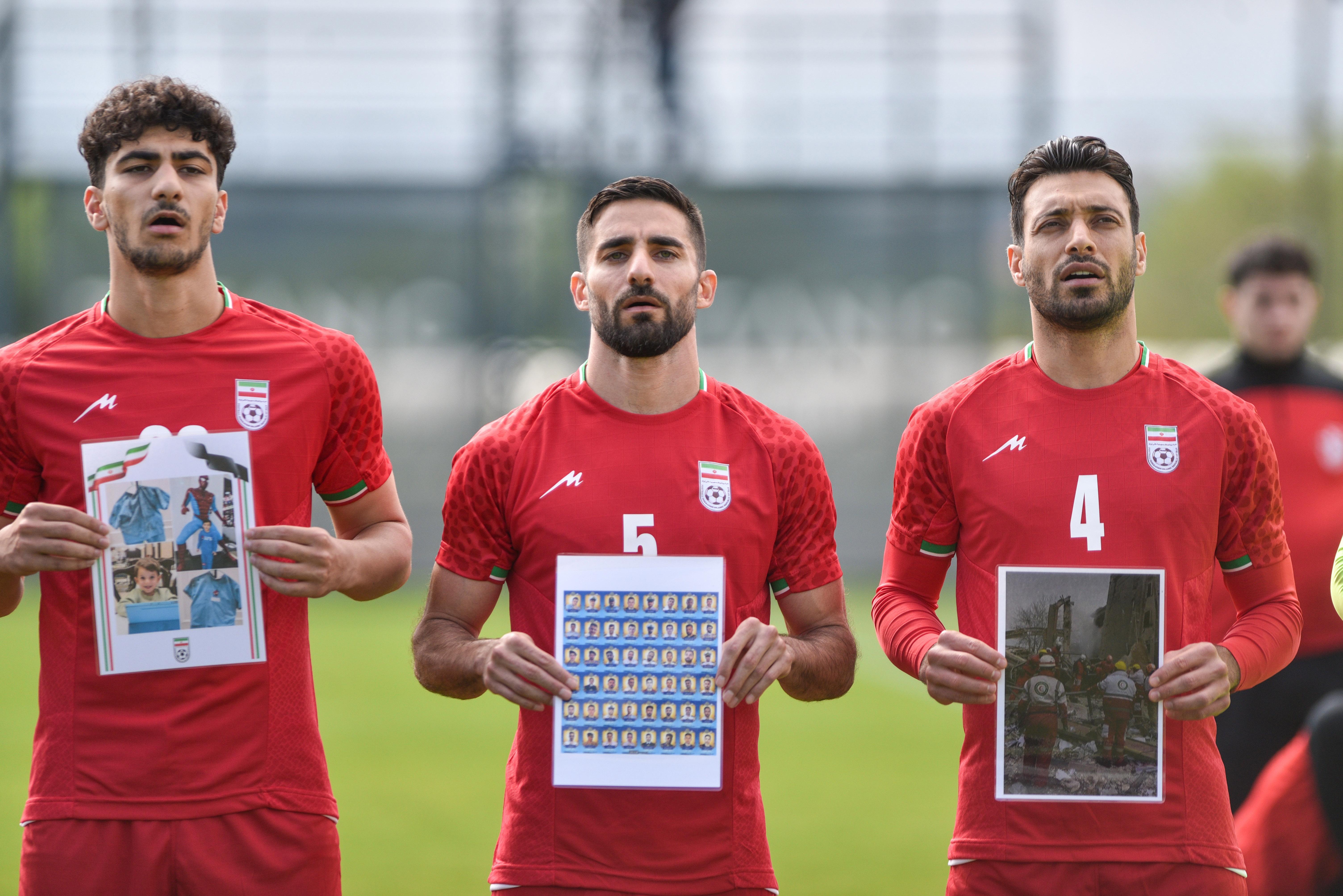 FIFA Başkanı Infantıno’nun izlediği maçta, İran Milli Takımı sahaya öldürülen çocukların fotoğraflarıyla çıktı