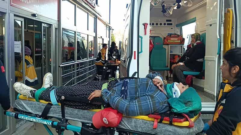 Adana’da tarım işçilerini taşıyan minibüs devrildi; 17 yaralı