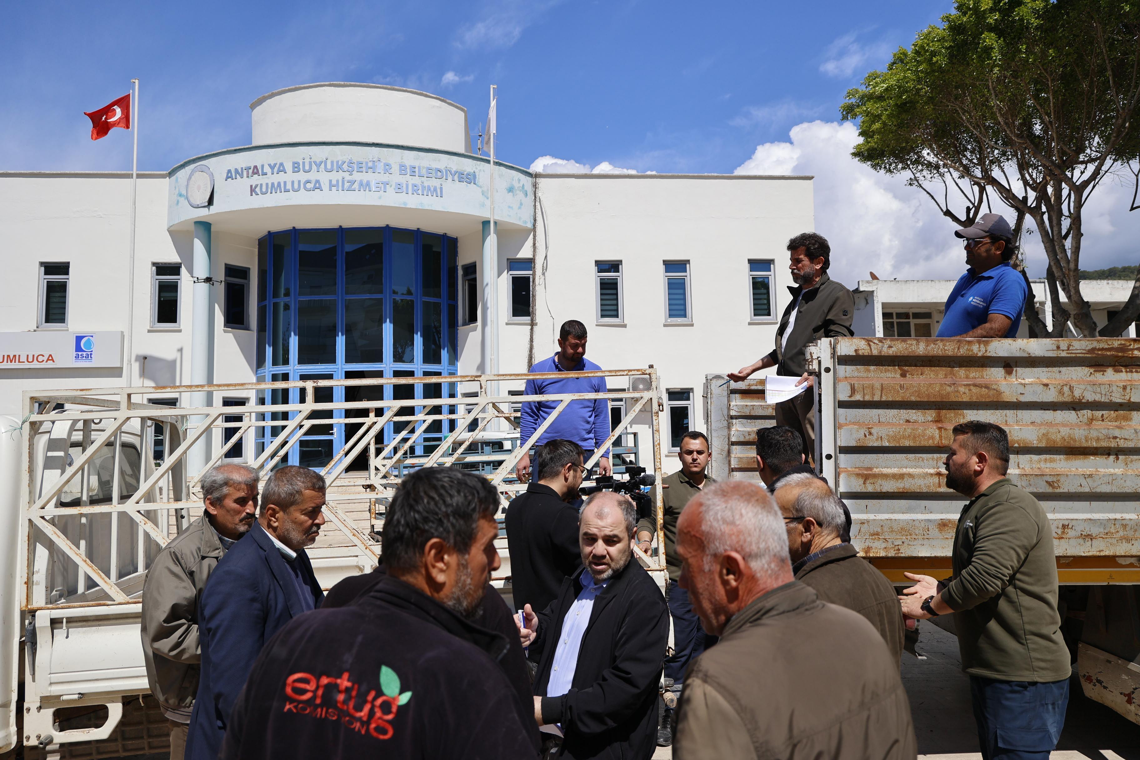 Hortum ve yağıştan zarar gören Kumlucalı çiftçilere sera naylonu desteği