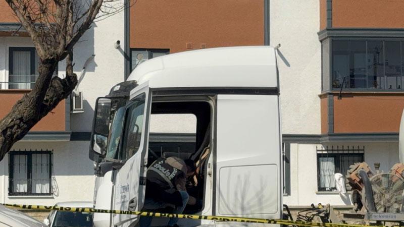 TIR’ın altına saklanıp, husumetli olduğu kardeşini öldürdü