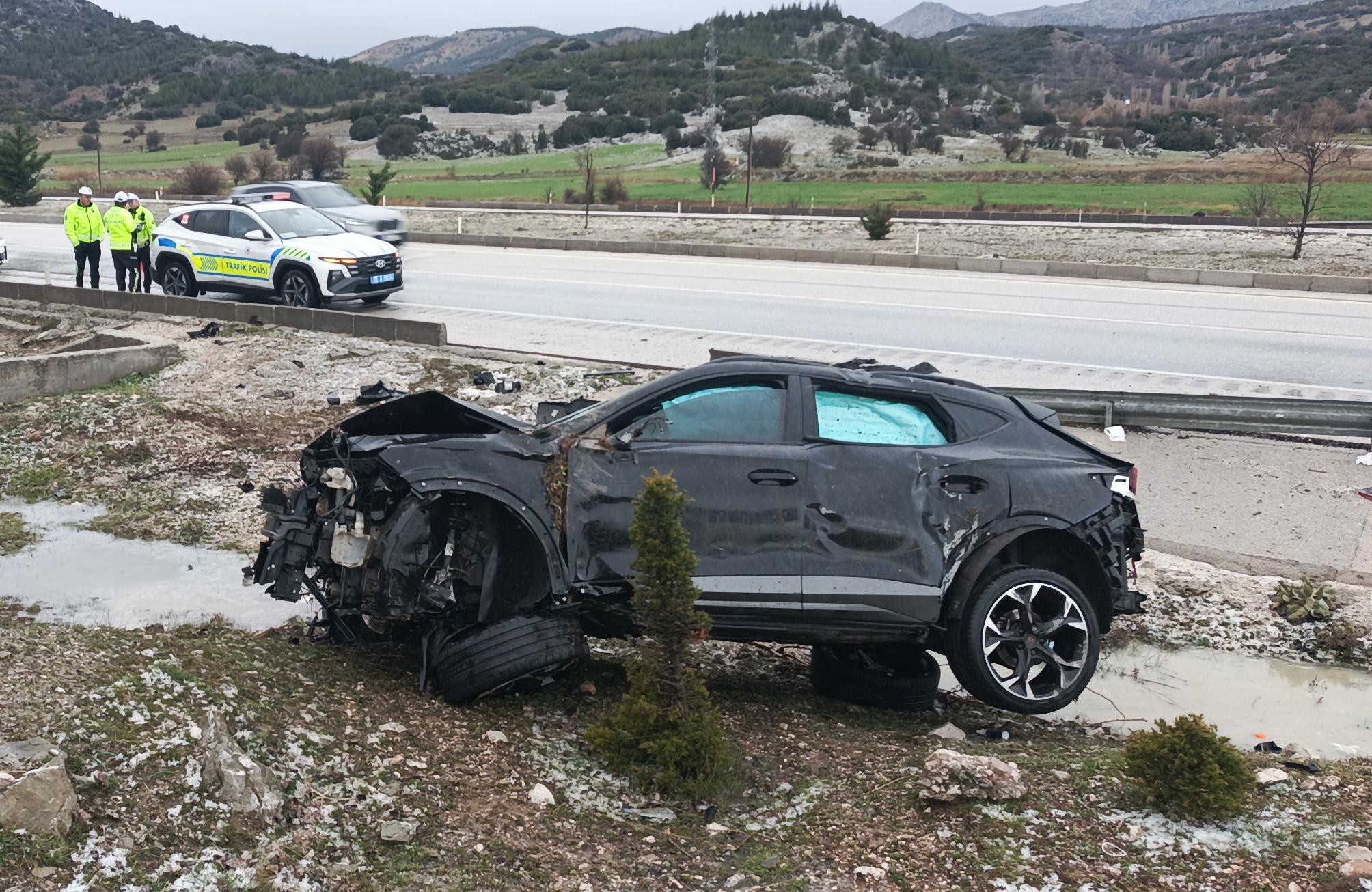 Takla atan otomobildeki 3 kişi yaralandı Takla atan otomobildeki 3 kişi yaralandı