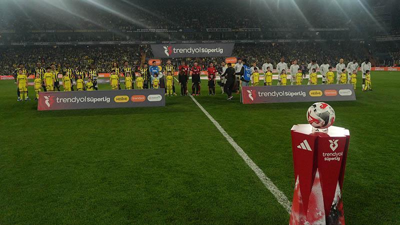 Fenerbahçe – Beşiktaş maçında ilk düdük çaldı