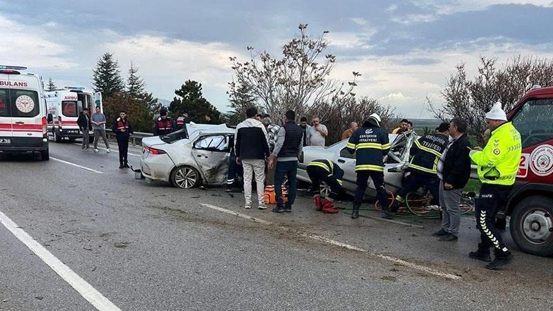 Eskişehir’de otomobil karşı şeride geçip başka otomobile çarptı; 4 ölü, 2 yaralı