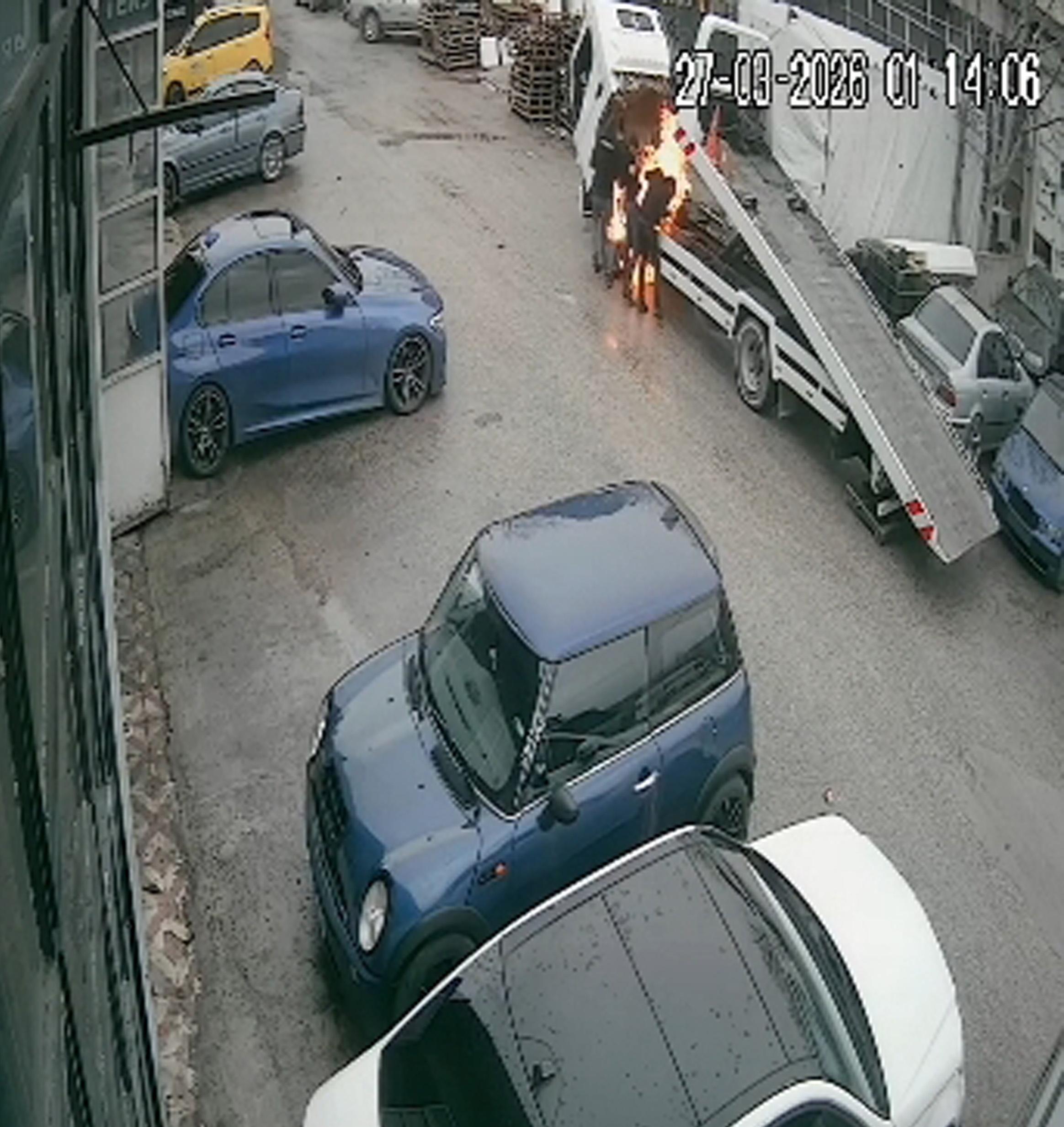 Değiştirilmek istenen akü alev aldı