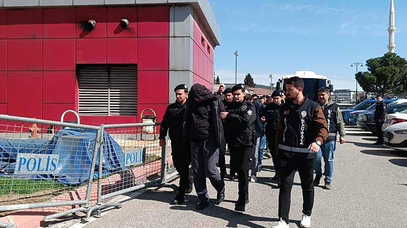 Akademisyen, meslektaşlarını ve esnafı sahte evrakla 521 milyon TL dolandırdı; 12 gözaltı