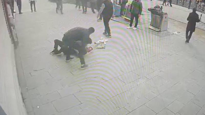 Fatih’te iki kardeşin abisine sopalı saldırısı kamerada