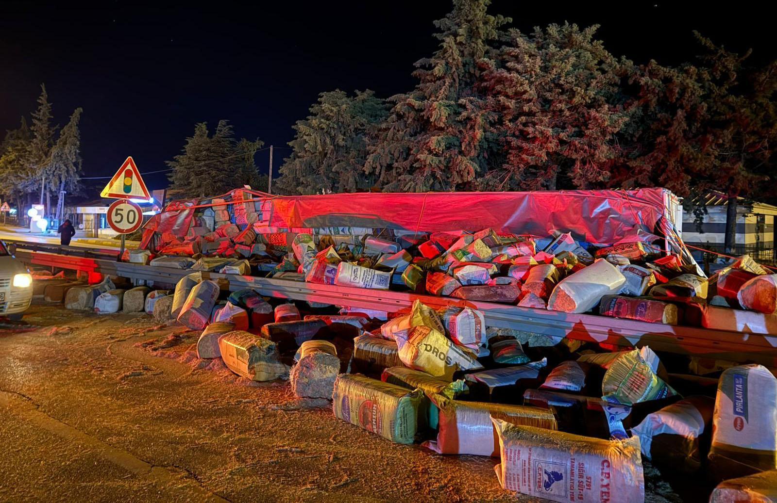 Devrilen TIR’ın sürücüsü yaralandı