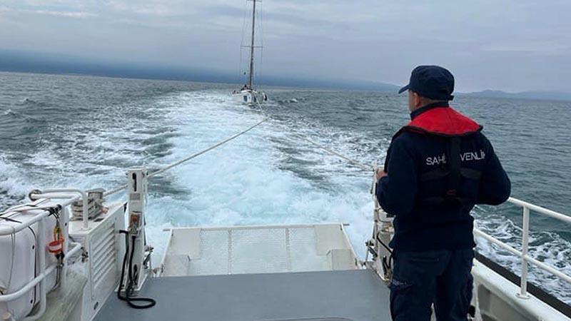 Kuşadası açıklarında sürüklenen teknedeki 2 kişi kurtarıldı