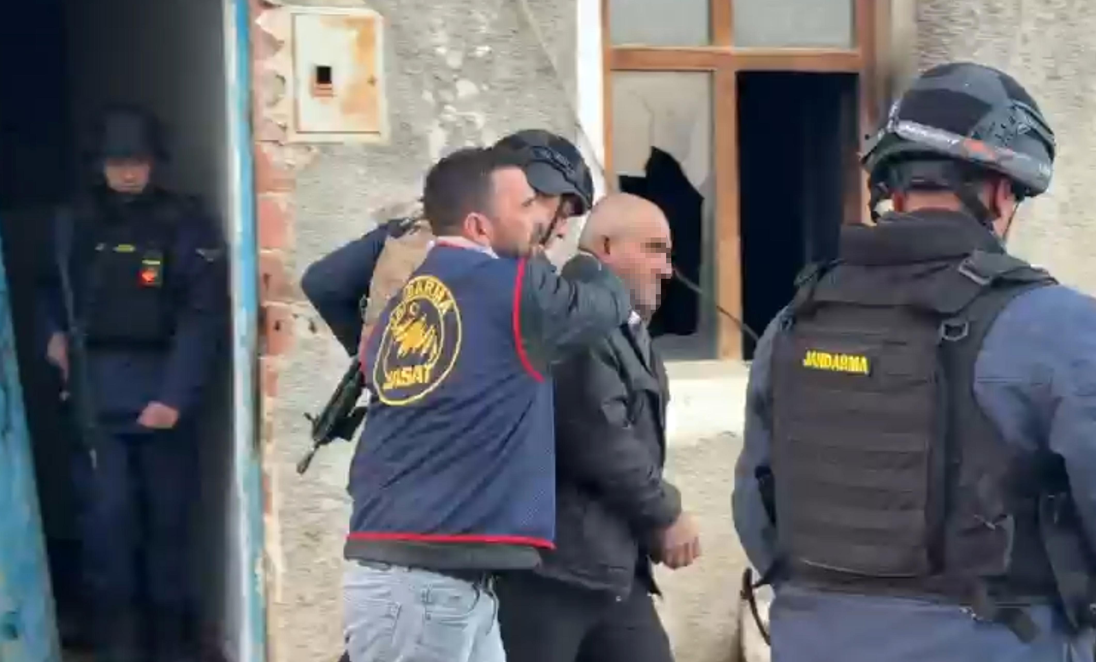 2 evi ateşe verdi, gelen jandarma ekiplerine saatlerce direndi