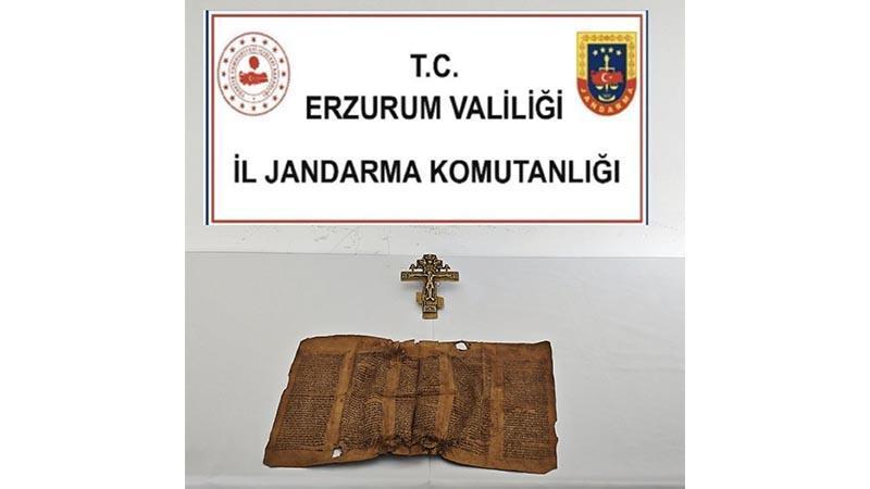Erzurum’da Orta Çağ dönemine ait parşömen ile bronz haç ele geçirildi
