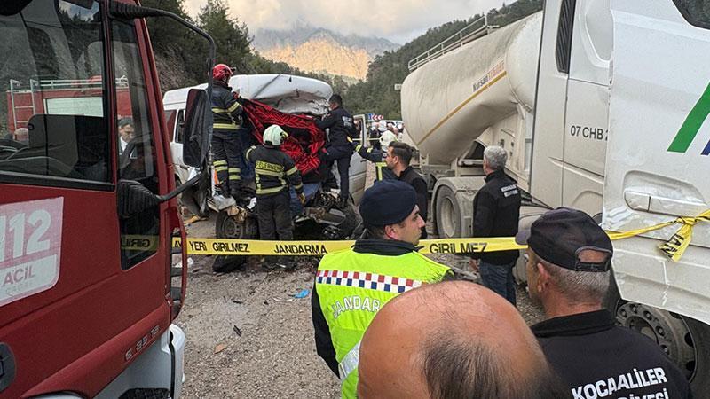 Antalya’da TIR ile minibüs çarpıştı: 7 ölü, 7 yaralı