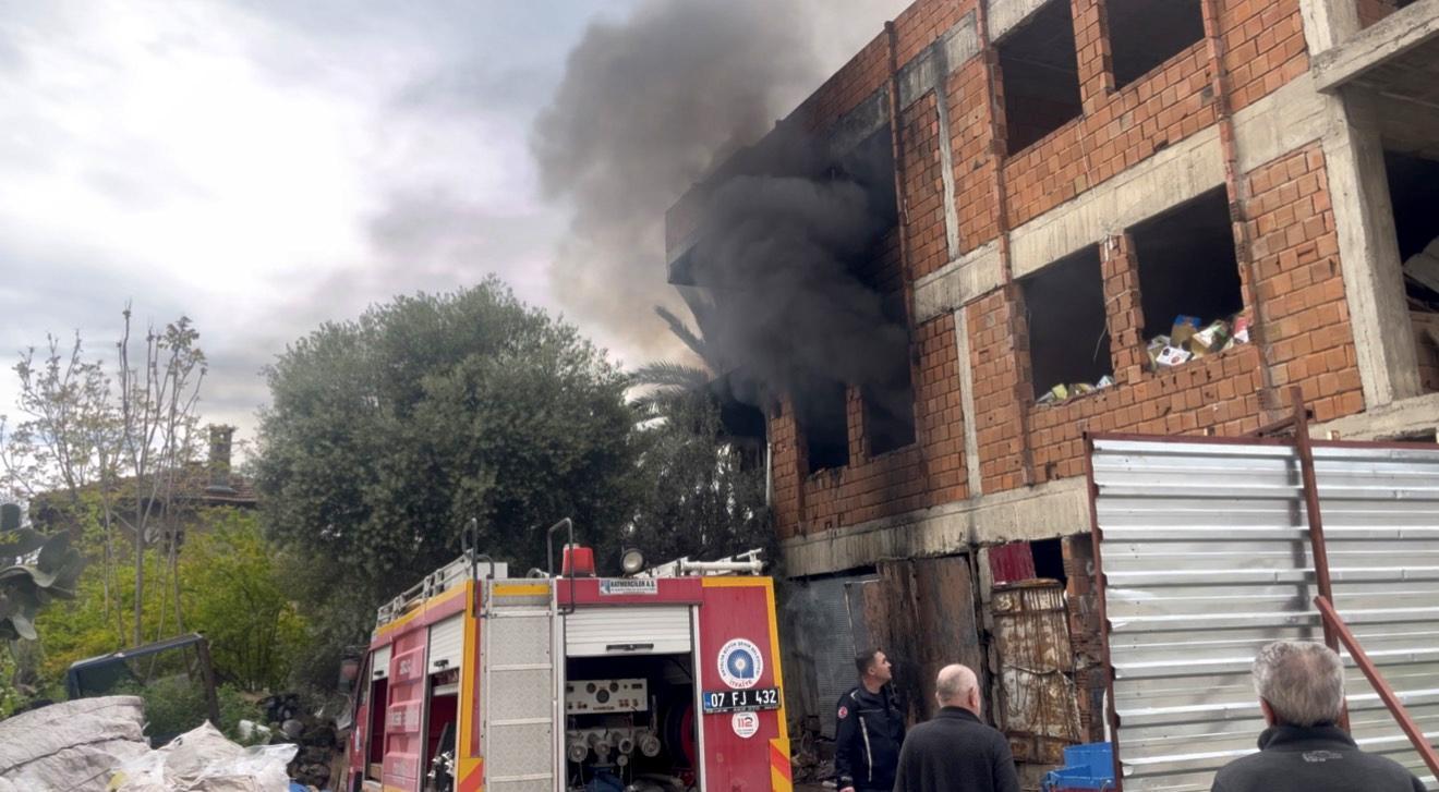 Metruk bina yangını sonrası muhtardan ‘restorasyon’ çağrısı