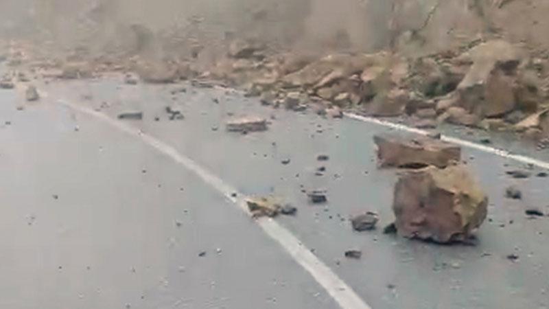 Tokat’ta yağış sonrası kaya parçaları yola yuvarlandı