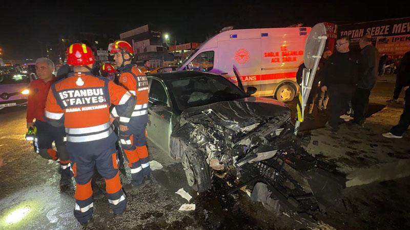 Avcılar’da seyir halindeki iki otomobil kafa kafaya çarpıştı: 4 yaralı