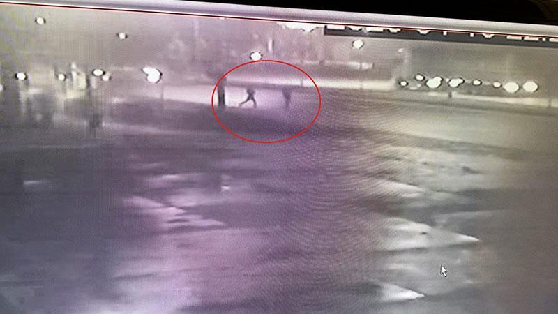 Yola düşen telefonunu almak isterken otomobilin çarptı